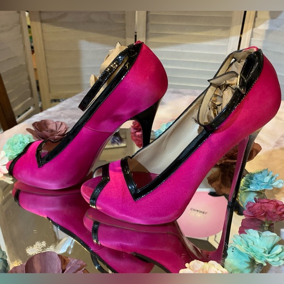 GUC!!!!💝Alexander McQueen color block pumps.
Satin and patent leather. - Picture 4 of 12